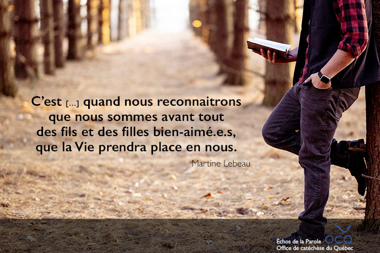 Une place offerte Homme qui lit une Bible