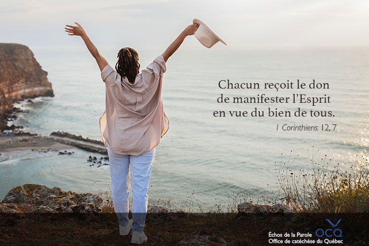 Échos de la Parole Femme devant l'océan, heursuse