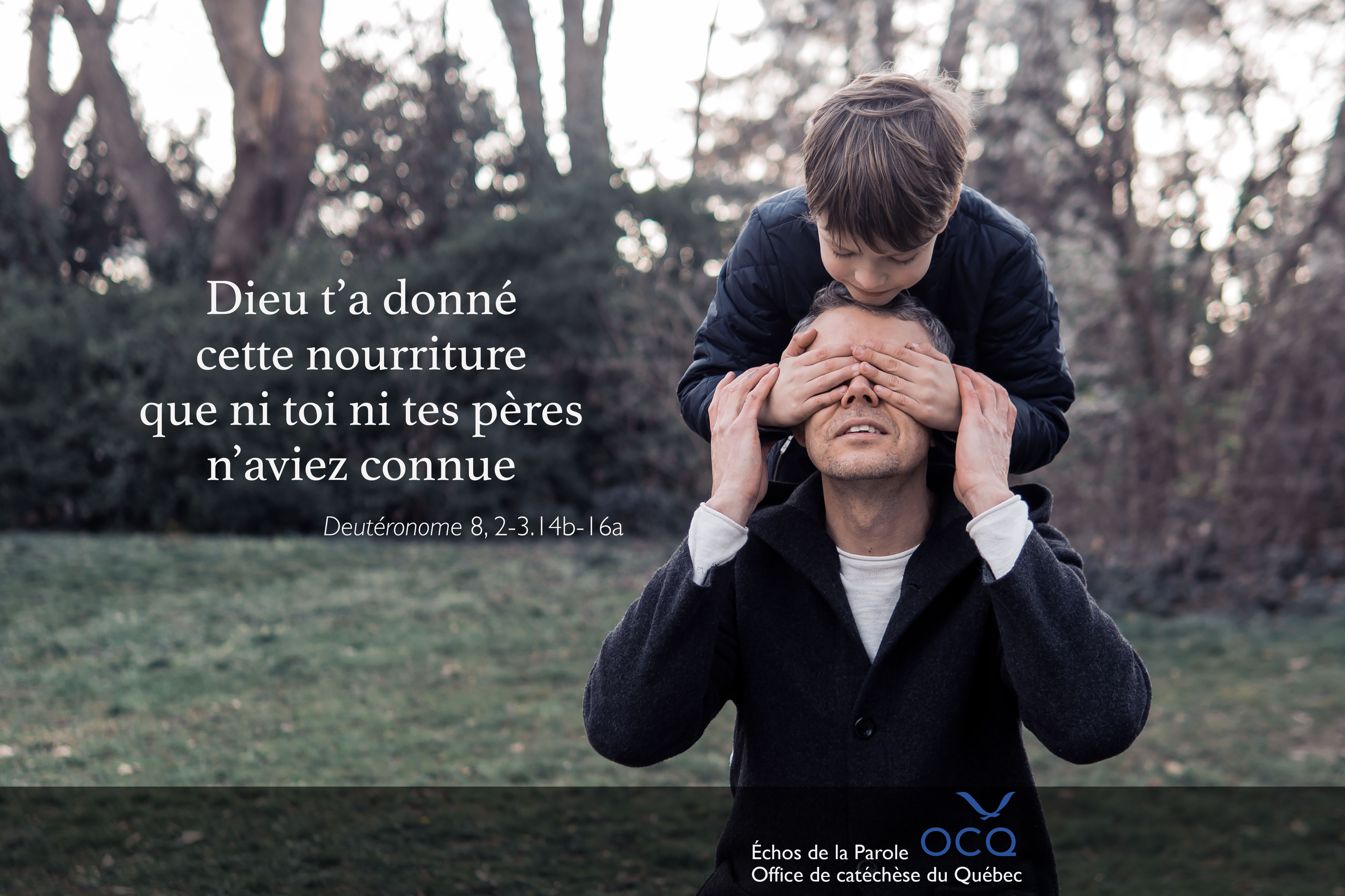 Enfant cachant les yeux de son papa
