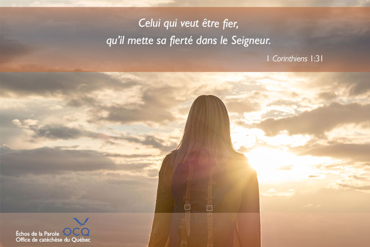 L'importance de l'important Femme qui regarde le ciel