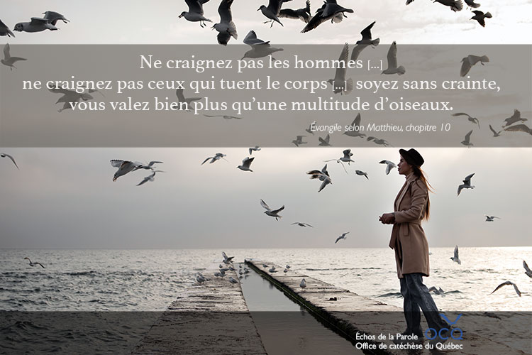 Échos de la Parole Femme devant une multitude d'oiseaux
