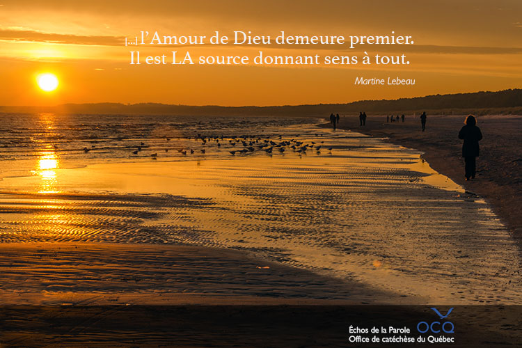 Échos de la Parole Marcheurs sur le bord de l'eau au coucher du soleil