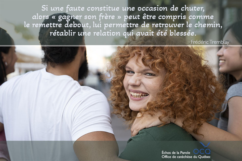 Femme, contente d'avoir retrouvé son frère. Il s'est relevé!